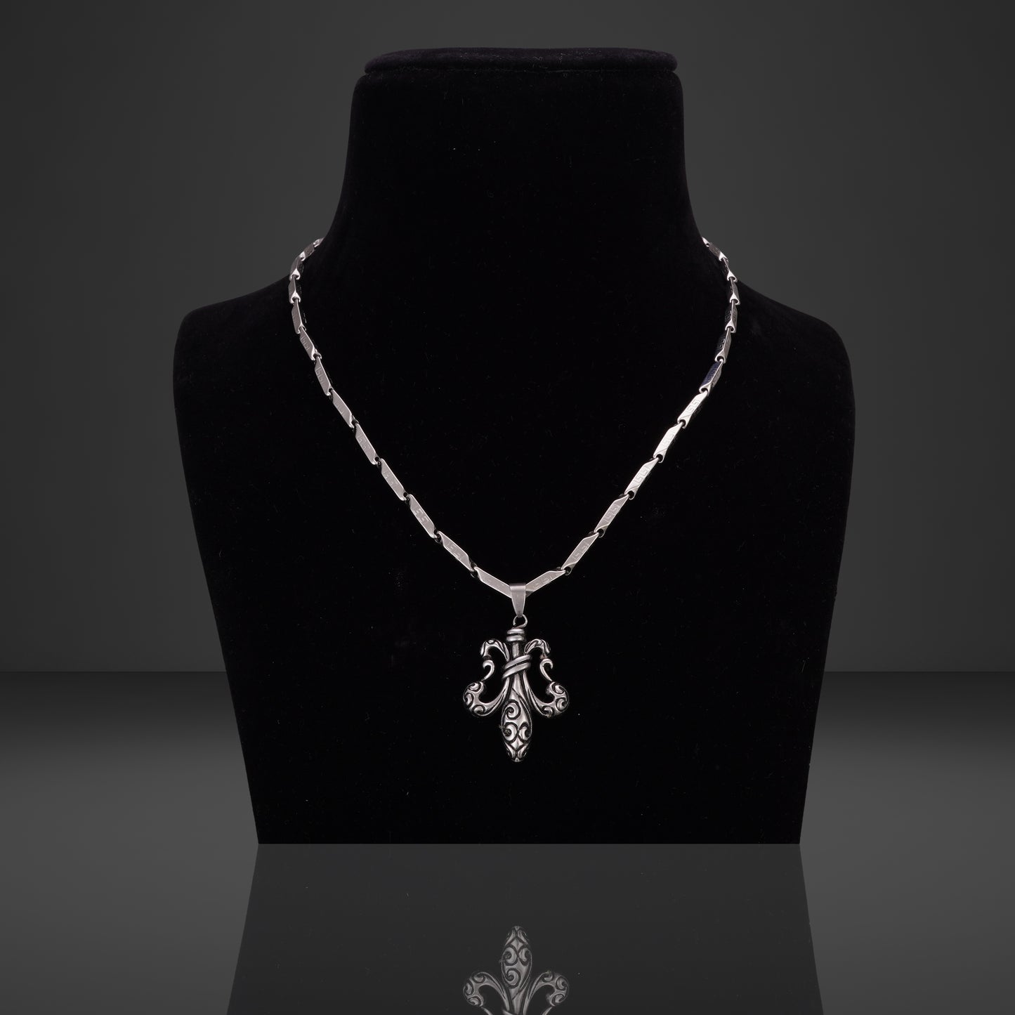 VOLOS SILVER PEDANT NECKLACE