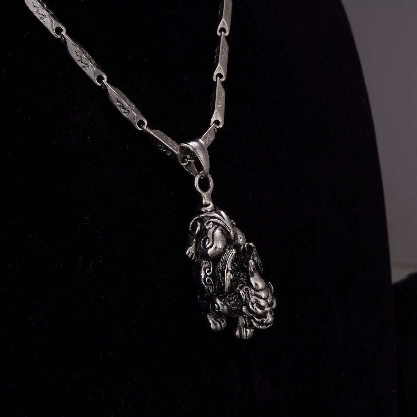 MERLINE SILVER PEDANT NECKLACE