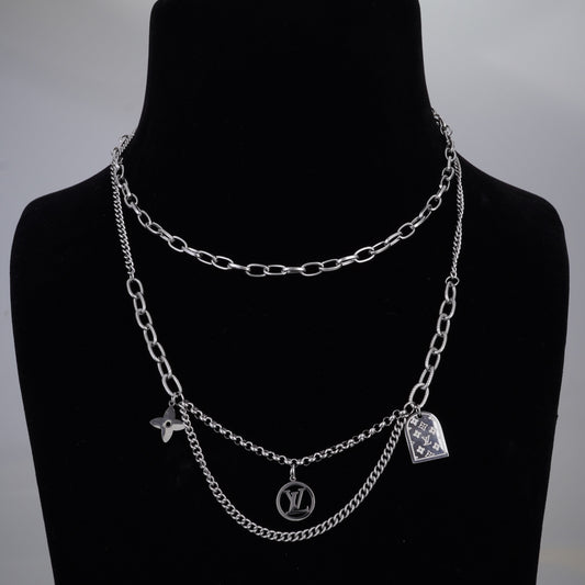 VL SILVER PEDANT NECKLACE